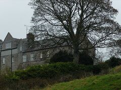 …元々あった聖メアリー修道院の一部を１４１５年に改装した邸宅。

タルボット城は、イエロー・スティープルと同じく、柵などで囲まれている訳ではないので、外観はいつでも見学可能。

住人がいる気配があり、内部公開をしているのかどうかは不明です。