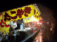 食後の腹ごなしに蛍祭りに行ってみた。
雨なのに多くの地元民でにぎわってた。