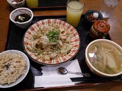 夕食は、名護イオンの沖縄料理ファミレスで。味は普通。
