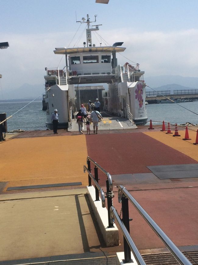 能古島へは博多駅からバスで約30分、姪浜渡船場から船で向かいます。乗船時間約10分の船旅なので、椅子はあまりなく立ち乗りってかんじです。