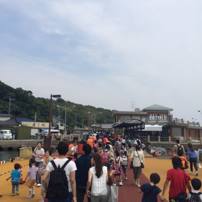 この日は日曜日。お天気にも恵まれ小学生の遠足？のグループもいて船はほぼ満員でした。小さな島なのに賑やかになるなぁ、と思っていたらみんな渡船場に待機していたバスにのりこみ、あっと言う間にみんないなくなっちゃいました。