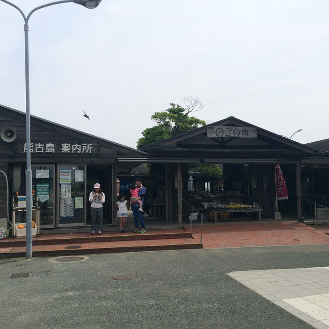 渡船場前の売店。ここで島のお母さん手作りのおかずを買って出発です。