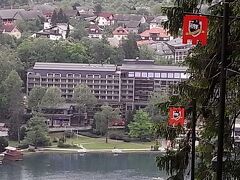 スロベニアの首都リュブリャーナへ到着後、ホテルにバスで直行。

到着日のホテルは「パークホテル」（写真は翌日ブレッド城から撮影したもの）

部屋から湖と城が見える結構立派な４☆ホテルでしたが、到着時間が遅かったのでホテルライフを楽しむことはできませんでした。