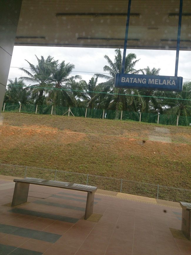 駅に到着しても何もアナウンスはありません。自分は終点まで行くので問題ありませんがマラッカなど途中下車する場合は気を付けないといけません。<br />ちなみに今回事前にグーグルマップにいくつかの地図をお気に入りに保存しておいたのですが、WIFIなどの電波が届かない所からは保存していた地図を呼び出す事ができませんでした。GPSもクアラルンプール周辺は使えていたのですが途中から地図無しの所を指していて使えなくなりました。これに関しては何とか改善して欲しいものです。結局チャンギ空港でWIFI繋がるまでMAPは使い物になりませんでした。