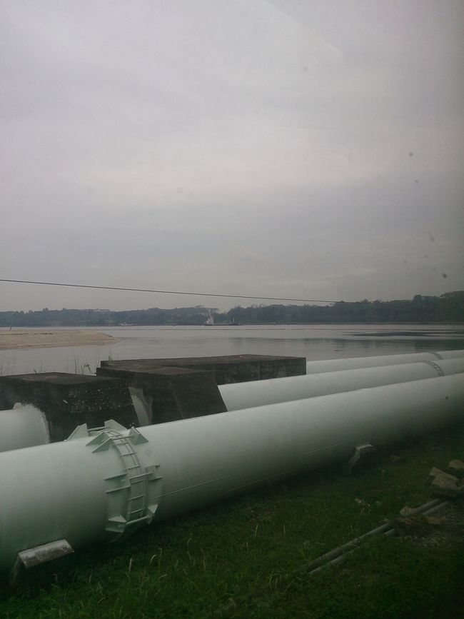 再び電車に乗って国境越えです。JBセントラル駅から１０分位で終点のウッドランズチェックポイント駅に到着しました。