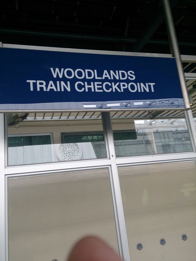 ウッドランズに着いたのは１６時半頃で予定より2時間も遅れました。車中ではアナウンスは全くありませんでしたので何で遅れたかは不明です。<br />ここからMRTのマルシリン駅までバスで行こうとしたのですが成田で事前に両替していた10ドル紙幣を見せたら両替できないと断られてしまいました。GPSが使えていたら歩く事もできたのですが仕方なくタクシーを使いました。チップ込みで5ドルでした。<br />もし歩いていくとしたらバスの進行方向通りに道なりに進んでいくとMRTの高架橋が見えて来ます。15分位で着くのではないかと思います。