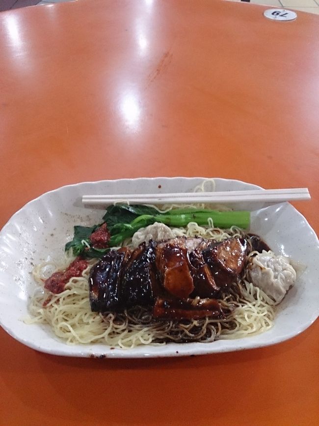 一番有名なチキンライスの店は売り切れたのかシャッターが閉まってました。他にいくつか行列している店もあったのですが、多少疲労感もあったので並ばずに注文できた所を選びました。「福順錦記焼臘麺家」という店のワンタンミー（ワンタンメン）です。汁無し麺の上に焼いたチキンとワンタンが乗っており今まで食べた事がない料理でした。他の店と食べ比べしていないので何とも言えませんがかなり美味しかったです。値段も3ドルでお手頃です。