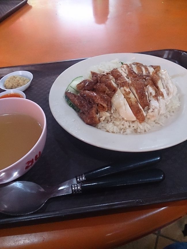 せっかく来たのでチキンライスも食べました。店の名前はわかりませんが行列も無くおじさんが客引きしていたので有名店ではなさそうです。味は普通。4ドルでした。