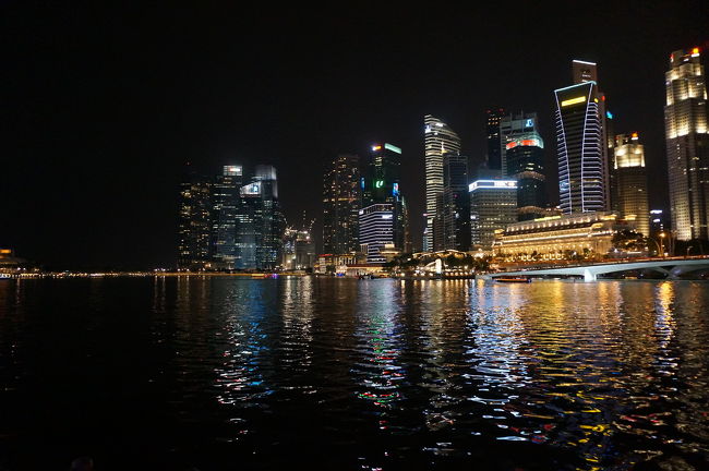 ＭＲＴでラッフルズプレイスまで移動。マリーナベイの夜景を見に行きました。1月に訪れた時は朝でしたが、夜は全く別の雰囲気で、レストランや野外コンサートなど大いに賑わってました。