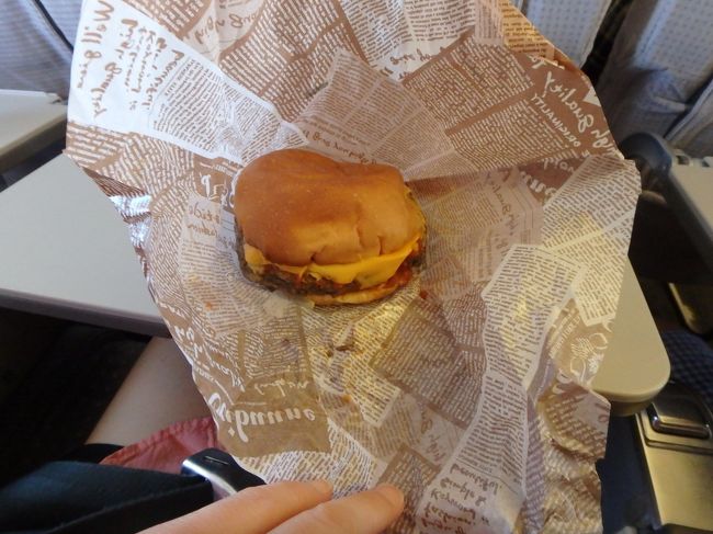 空港で最後のお楽しみは、「ミルミル本舗」のチーズバーガーになりました♪<br />機内でいただきました(^^)<br />いや写真では伝わらないんですが、アイスのレジカウンターの横に、大きい出来立てホカホカのようなバーガーがこじんまりと並んでいるんです。美味しいよってオーラがｗ<br />子供に付き合ってマックしか食べなれないわたし、美味しくて感激ｗ中に石垣牛のハンバーグが入ってるよ！？