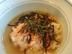 昨日はイカを食べ損ねたので「今日の昼は絶対呼子で活イカを食べる！」という強い決意をもって起きた３日目。

でもイカの前にまずは朝食、唐津のご当地グルメ『朝からつ茶漬け』をいただきました。旅館やホテルの人々の「唐津らしい朝ごはんを味わってほしい」との想いから生まれたという『朝からつ茶漬け』は、地元のお米、お茶、海産物、野菜などを使ったお茶漬け。宿泊した唐津ロイヤルホテルの朝食にもちゃんとありました。
宿ごとに独自メニューを工夫されているそうですが、具材がいろいろあって何をのせるか迷います。美味しくて、イカが待っているのに、朝からしっかり食べてしまいました（＾＾）
