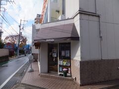 甲府駅から近いパン屋で小腹を満たすためにパンを買いました。駅構内で配られていた女子大生がオススメする甲府ウォーキングマップに出ていたお店です。丸十山梨製パンというお店です。
ここのレモンパンをいただきました。