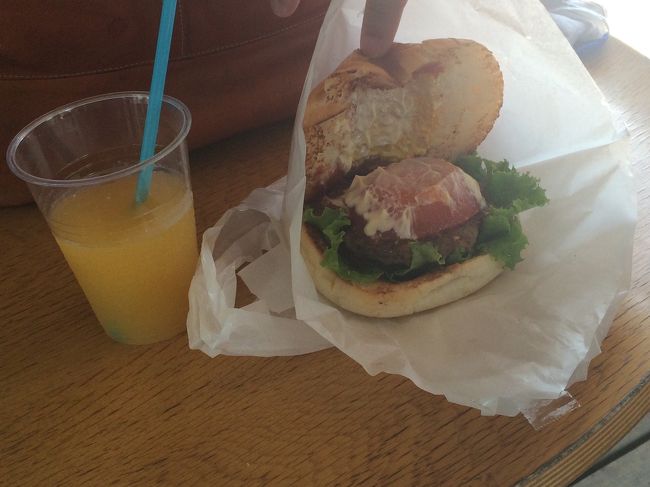 能古甘夏ジュースといただきます。<br />大きめのハンバーグは肉汁たっぷり。その上にこれまた大きめ玉ねぎの輪切りソテーがのってます。バンズは柔らかめ。予想以上に本格的な味で満足。セットの能古甘夏ジュースも苦味がなく、自然の甘さが凄ーくおいしい！