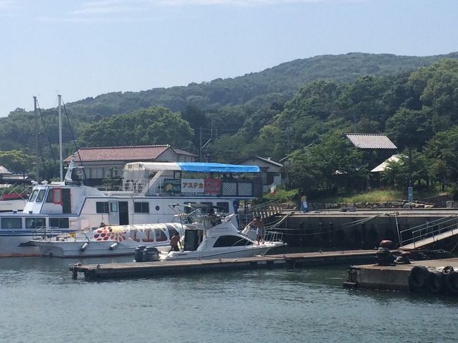 ハンバーガーとジュースを両手にし、船に乗り込み出発です。能古島、とても自然豊かでキレイな島でした。ぜひ自分の足で歩いて散策することをおすすめします！
