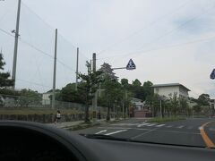 再び車を走らせて唐津市内へ戻ってきました。唐津には唐津城というお城があります。天守閣は復元なのですが、海の入り江に建てられそびえたつ姿は唐津のシンボル。
今回は時間の都合上立ち寄ることができませんでしたが、お勧めの場所です。