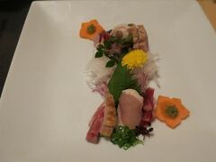 場所は一気に変わって福岡へ。今夜の夕食は鳥善西中洲別館を予約していました。博多水炊きのお店ですね。ただ肝心の写真はほとんど撮り忘れてしまい、この鳥の刺身盛り合わせくらい（泣）
鳥の出汁ってこんなに美味しいんだ！って実感する水炊きを皆さんもご賞味あれ。

今回はここまで、お付き合いくださりありがとうございました。