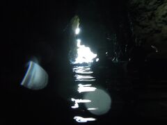 青の洞窟で向かいます。
イタリアのカプリ島にある青の洞窟には強風のため入れませんでしたが、沖縄の青の洞窟は台風一過の荒れてる中でも入ることが出来ました。