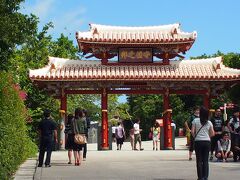 沖縄で大人気の観光スポット、守礼門。