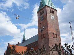 ヘルシンオア大聖堂(Helsingør cathedral)と聖オラフ通り(Sct Olai Gade)

http://www.helsingoerdomkirke.dk/