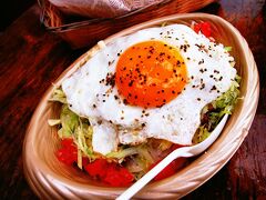 まずは、タコライスではらごしらえ。