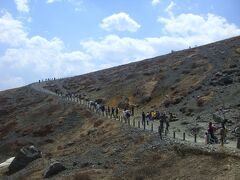 そこからは登山です。ただ登山と言ってもほとんどの人が普段着で歩いています。