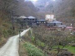 那須岳を下りた後はふたたびクルマに乗って、北温泉に向かいます。秘境感のある佇まいはとても良い雰囲気です。