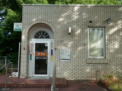 2015.05.24　久留米
ブリヂストン通りというらしい。民間企業の名前を冠した郵便局はなかなか珍しいのでは？