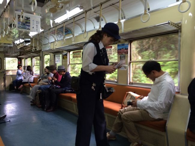 無人駅では車掌さんが大活躍。乗った人めがけてやってきて切符を売る。