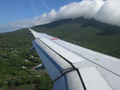 八丈富士を横目に八丈島空港に到着です。