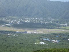 八丈富士登山道を登ります。八丈島空港も見えてきます