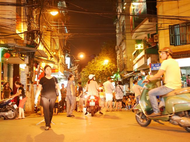 そんな真っ暗のハノイは、約20年で全く明るくなった。<br /><br /><br />1996のハノイのBarで、一人が紙に煙草の葉を載せて、煙草を巻き始めた。<br />火を着けて一服。<br />そして、となりのバックパッカーに渡す。<br />そして、彼もイップク吸い込み、となりの客に渡す。<br />巡り巡って、こちらにも回ってきた。<br />