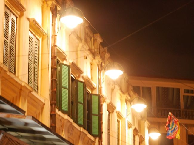 タバコはきつかった。<br /><br />Heavy ! と言うと、ルームメイトのオーストラリア人とアメリカ人は大爆笑だった。<br /><br />お開きとなり、外に出ると雨だった。<br />真っ暗。雨のハノイ。<br /><br /><br />それが今は、明るく人がいっぱいです。<br />