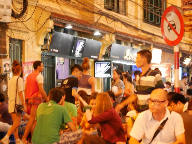 今のハノイは明るくて、外でも楽しく呑めるんだよ。<br /><br /><br />次の朝、彼らとお別れだった。<br />こちらは香港に発つ日だった。<br /><br />Thank you my friends.<br /><br />俺たちは今日ハロンに行く。<br />おまえの飛行機が見えたら手を振ってやる。<br />おまえは空、俺たちはハロンだ。<br /><br />ハロンで会おうとお別れした。<br /><br />いい奴らと出会った。<br />