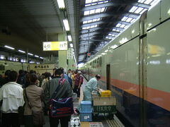 新潟駅まで上越新幹線で行き、特急に乗り換えます。