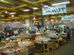 タクシーに乗って岩船港鮮魚センターに向かいます。きっと美味しい日本海の海の幸が食べられるに違いありません。しかし食事処は団体客の貸し切りで入れませんでした。仕方がないので、ここから1キロほどにある瀬波温泉・大観荘せなみの湯に行くことしました。強風の中、傘を飛ばされそうになりながら歩きました。