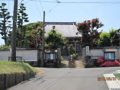 小田急線の線路をわたり、しばらく行くと③「長龍寺」がありました。