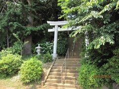 長龍寺の隣りに小高い丘「小金塚」があり、④「小金塚神社」がありました。写真はその鳥井と石段です。