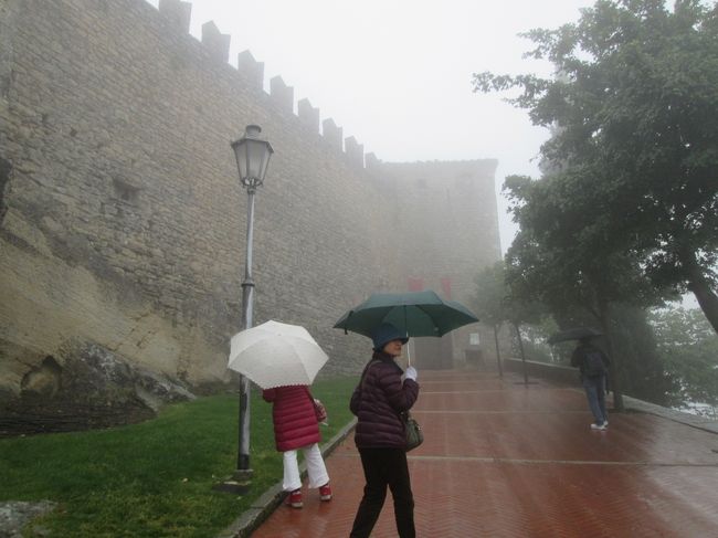 サンマリノ小雨の中第1の岩峰、に向かう。急な登り坂。