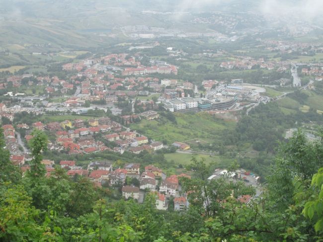 雨が上がり霧が少し流れ去っていくようだ。下界が見えてきた。