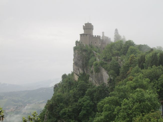 第2の岩峰、城塞が霧の中忽然と姿を現した。