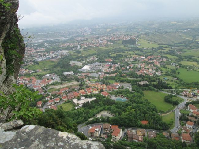 サンマリノ、下界の景色が霧が晴れて見えてきた。