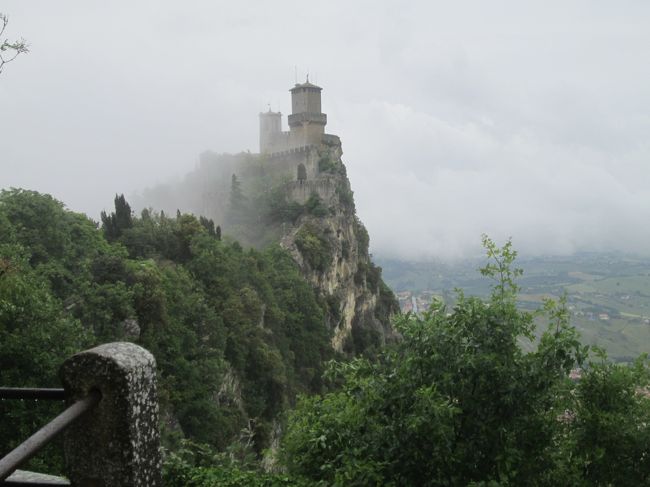第1の岩峰も霧の中から姿を見せた、霧が少しかかりかえっていい眺めでした。
