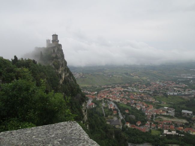 サンマリノは崖の上に建つ堅固な城塞都市です。