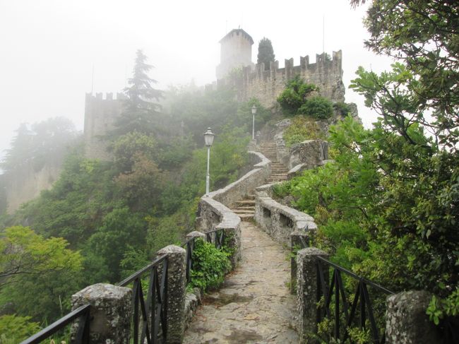 サンマリノ、第1と第2岩峰をつなぐ通路。