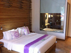 ホテルは「サイケオ・ビーチ・リゾート」のシーサイドプレミア。デラックスカテゴリーの部屋は古くてあまり評判がよくなかったので、プレミア以上がオススメ。
シーサイドプレミア 朝食付き
約18,200円／泊（税・サ込）［Hotels.com］
＜Sai Kaew Beach Resort＞
http://www.samedresorts.com/saikaew/