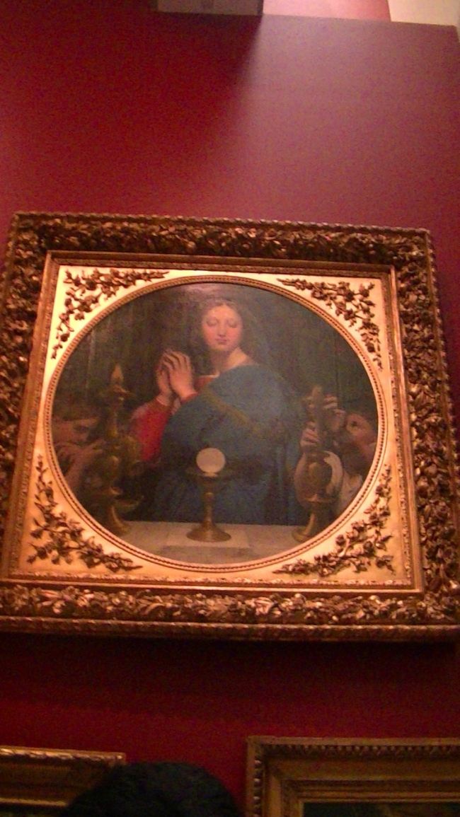 木曜日は夜も開いています。<br /><br />2013に愛知県美術館で<br />フランス300年の企画展でプーシキン<br />美術館の絵画を見ました。<br /><br />その時にこのポーズと同じ絵画あり。<br />ただ、回りの人物が違います・1841。<br />右に聖ニコライ・左に依頼主・・<br /><br />アングルはパリ展示後にロシアに<br />運ばれてしまった事を残念に思い、<br />後に4点の小作品を制作したのだ<br />そうです。<br /><br />オルセーの絵画・1854．<br />ドミニク・アングル・聖杯の前の聖母<br /><br />他にメトロポリタン・185２・<br />ロスアンゼルス群立美術館・1854・<br />バイヨンヌ・ボナ美術館・1866・<br /><br />所蔵の美術館です。<br /><br /><br /><br /><br /><br /><br /><br /><br /><br />