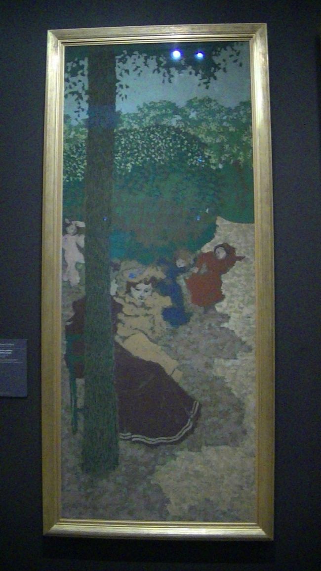 Edouard Vuillard<br />1868-1940<br /><br />Jardins publics:<br />fillettes jouant ・1864・<br /><br /><br />エドゥアール・ヴェイヤール・<br />公園・遊ぶ子供たち。<br />（アレクサンドル・ナタンソン邸<br />の食堂装飾のためのパネル画）<br /><br />ナタルソンはナビ派を擁護していた<br />文芸美術史「ラ・ルヴュブラシュ」<br />の編集者