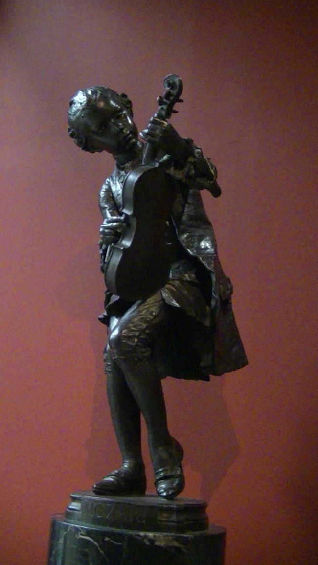 Ernest Barrias<br /><br />Mozart enfant・1887<br /><br />Wolfgang amadeus mozart<br />(1756-1791)<br />彫像は時間が許せばみます(^^)<br />ホンワカしますね！