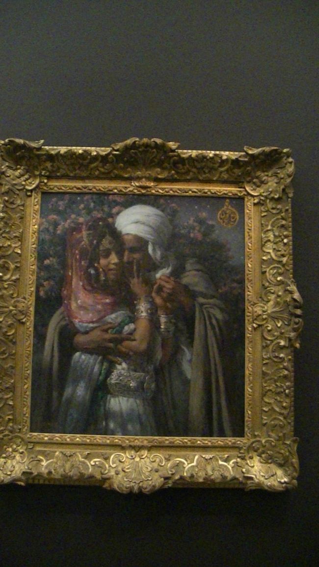 Etienne Dinet・1861-1929・<br /><br />Esclave d&#39;amour et Lumiere<br />des yeux・・・・・・<br /><br />初めてです。<br /><br />パリ生まれ・<br />国立高等美術学校に通い・優秀で<br />アルジェリアに絵を描きにいく。<br /><br />その後。南アルジェリアに移住。<br />アラブのベルベル族に傾倒して<br />ほとんどがベルベル人が描かれている<br />そうです。