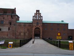 マルメーヒュース城(Malmöhus Slott)の入り口とマルメヒュース通り(Malmöhusvägen)

http://malmo.se/Kultur--fritid/Kultur--noje/Museer--utstallningar/Malmo-Museer/Om-Malmo-Museer/Malmohus-slott.html